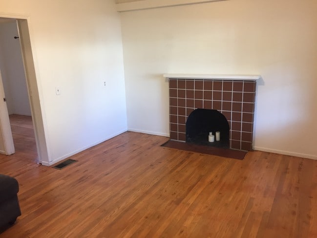 Building Photo - 418 E Sola St