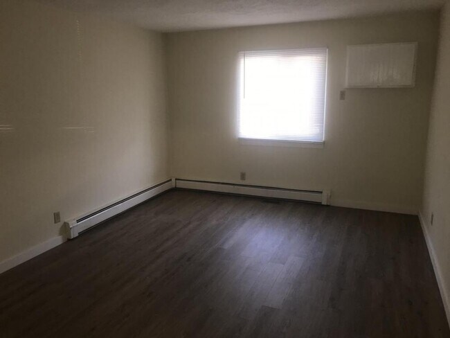 Building Photo - 607 hillview