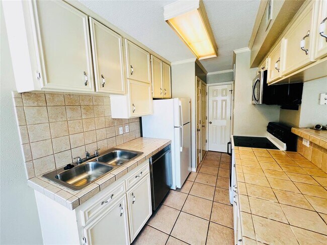 Foto del edificio - 2750 Holly Hall St