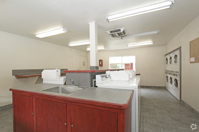 Laundry Room - Sunpointe Gardens Apartment