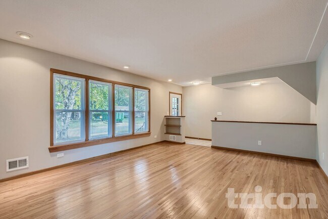 Foto del edificio - 7025 Grimes Ave N