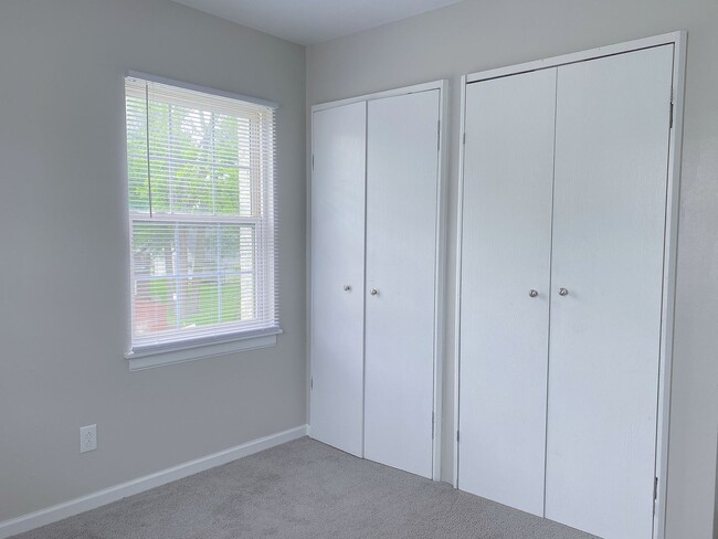 Building Photo - 2 bedroom 1 bath apartment