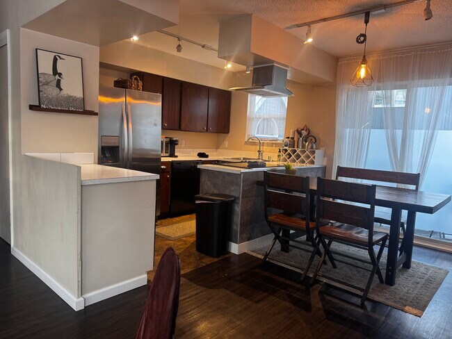 Foto del edificio - 2536 Forest Park Dr