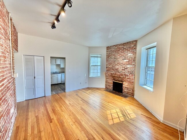 Building Photo - Dupont Prime Location Tree-Lined Corcoran St & 17th 1 bed 1 bath Condo UTILITIES INCLUDED.