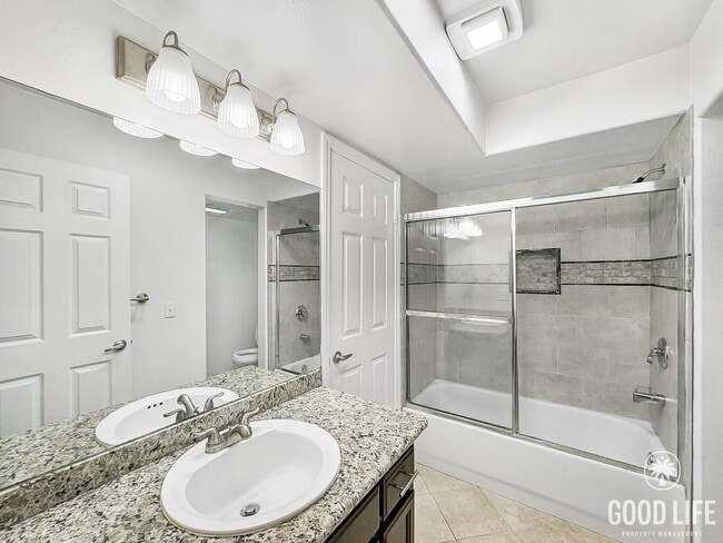 Building Photo - Great 2B/2.5BA Townhouse in PB with Roofto...