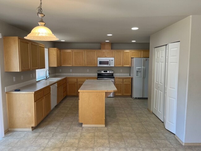 Building Photo - Welcome To SilverCreek