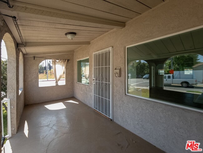 Building Photo - 723 W Doran St