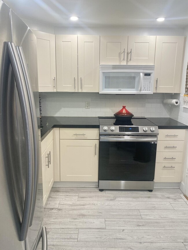 Photo - 800 West Ave Townhome