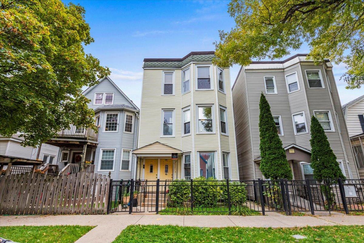 Primary Photo - 3 bedroom in Chicago IL 60618