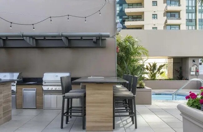 Building Photo - 550 Front St