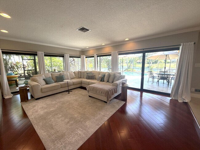 Foto del edificio - 3250 Lakeview Blvd