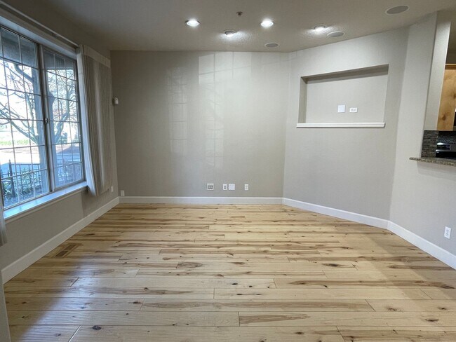 Foto del edificio - Beautiful Two Bedroom Town Home with Tons ...