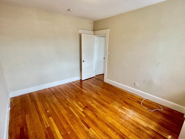 Building Photo - 1 Bedroom- No broker Fee