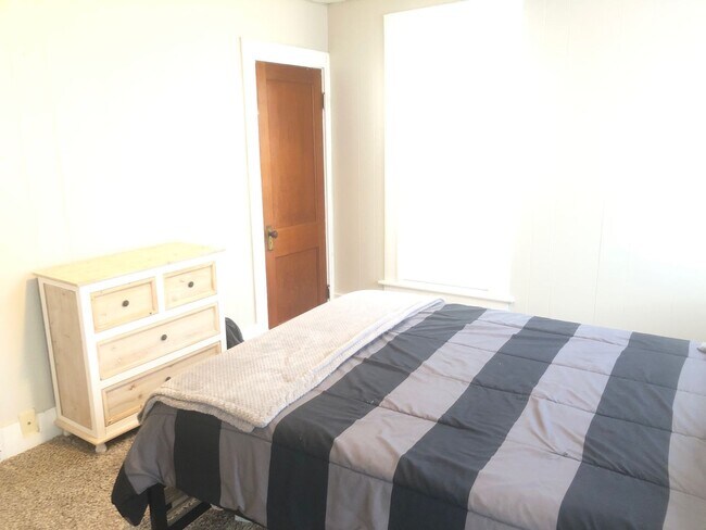 Foto del edificio - Very well decorated and furnished 4 BR house near IWU. Ideal for students with 2 kitchens