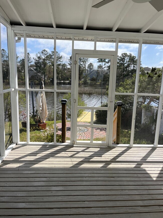 Building Photo - 612 Lake Point Cir