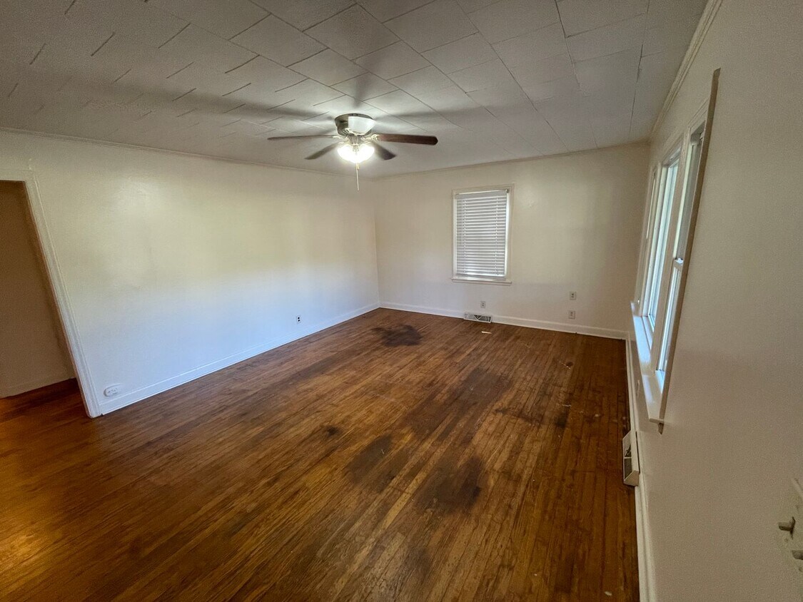 Primary Photo - 3 bedroom 1.5 bath house available