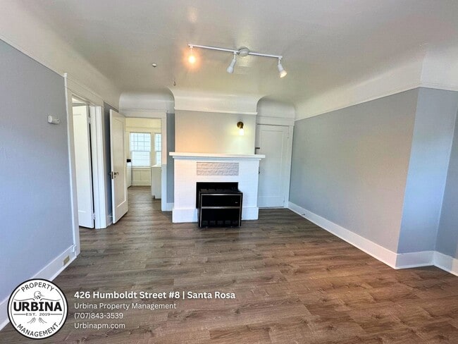 Building Photo - 1-Bedroom Apartment with Vintage Charm Nea...