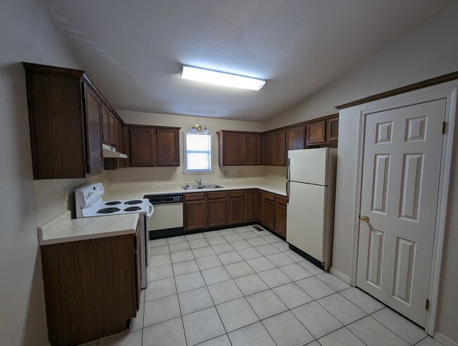 Building Photo - 2 Bedroom 2 Bathroom Overlooking the White...