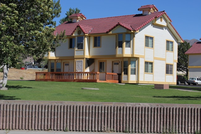 Beautiful living community - Doll House Apartments & Hacienda Apartments