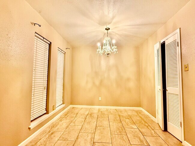 Foto del edificio - 9610 Crail Dr