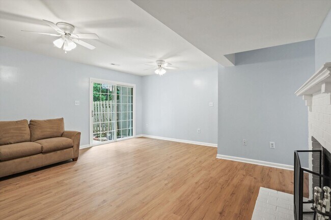 Foto del edificio - Charming 3-Level Townhouse with Modern Upg...