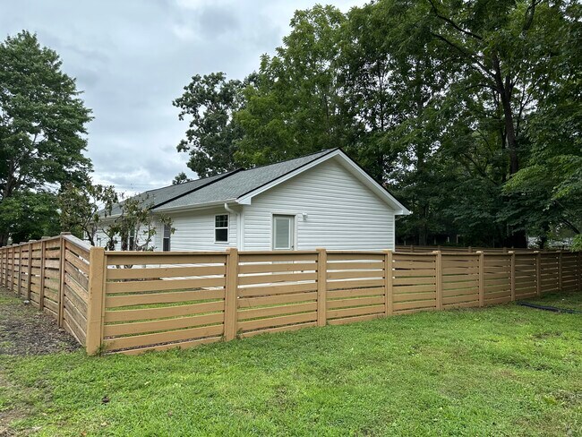 Foto del edificio - 34 Rock Hill Rd Ext