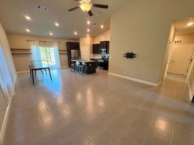 Foto del edificio - 3 bedroom, 2 bathroom home for rent in Southeast Visalia