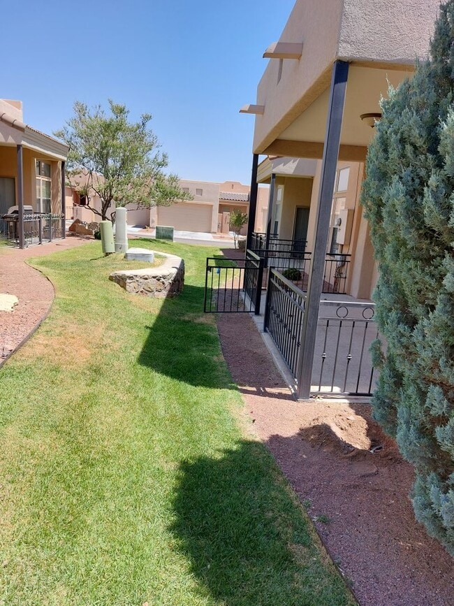 Building Photo - 2417 Cortina Manor