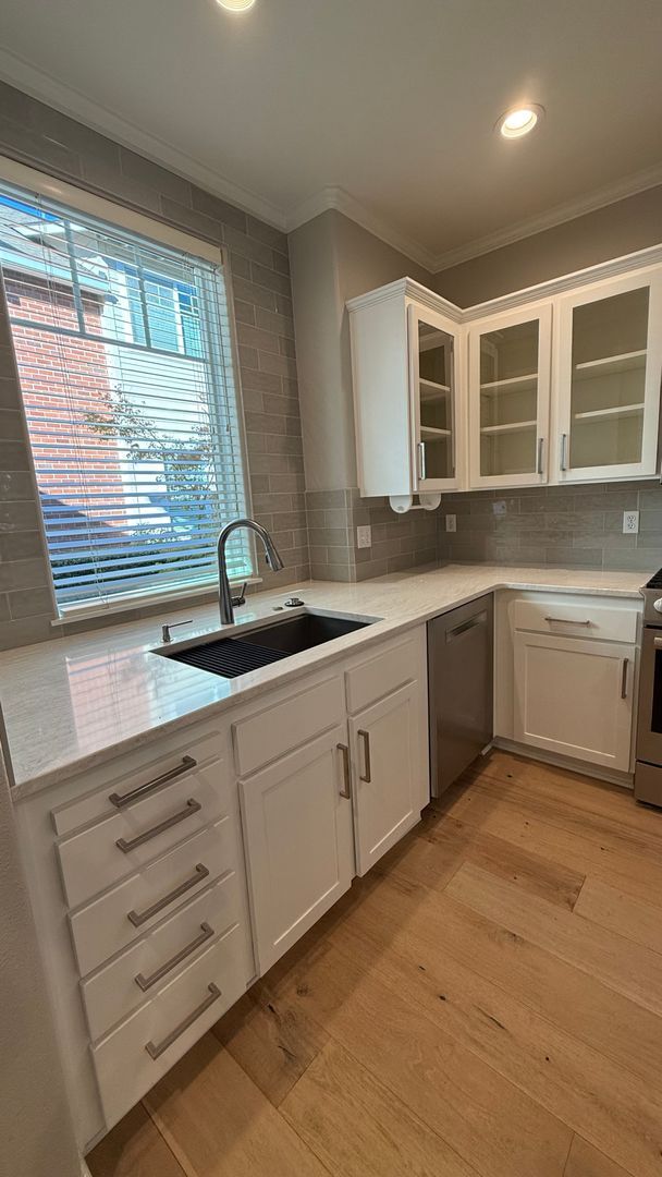 Building Photo - Charming Townhouse in Coveted Downtown Lak...