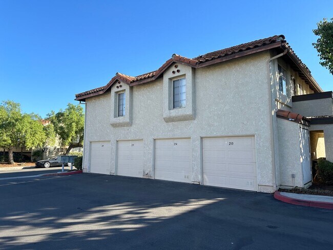 Foto del edificio - NEWLY REMODELED Two Story Condo in a Beaut...