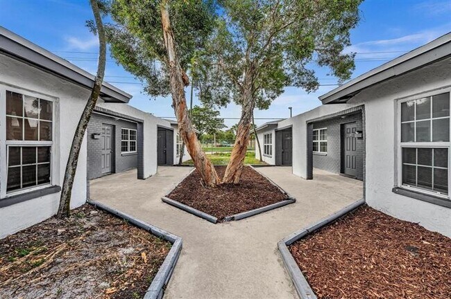Foto del edificio - 5744 NW 27th Ct