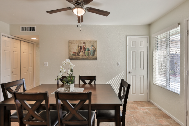 Building Photo - 4400 Parkwood Ct