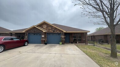 Building Photo - 904 Safari Dr