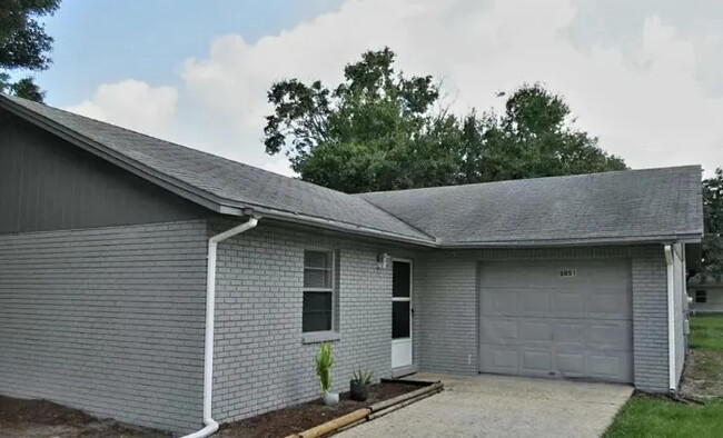 Building Photo - 2851 Delrose Dr N