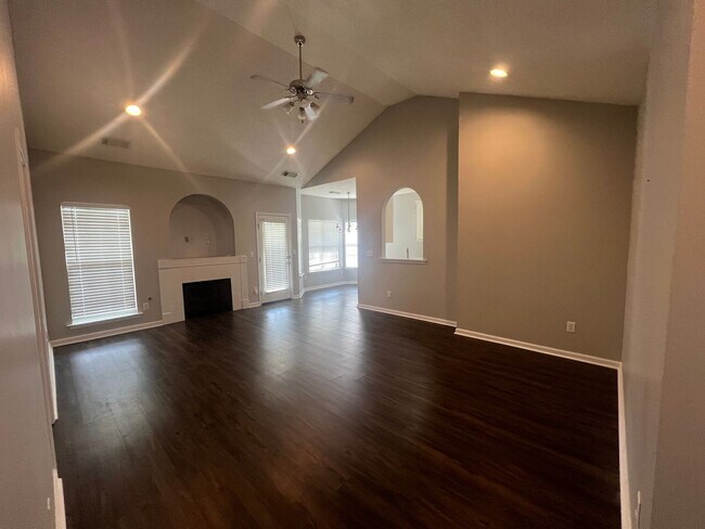Foto del edificio - 3 bedroom 2 bathroom in Clear Creek Colony
