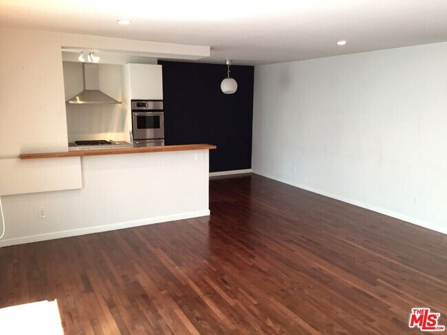 Foto del edificio - 8233 Blackburn Ave