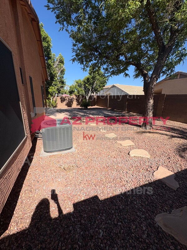 Foto del edificio - 15745 W Latham St