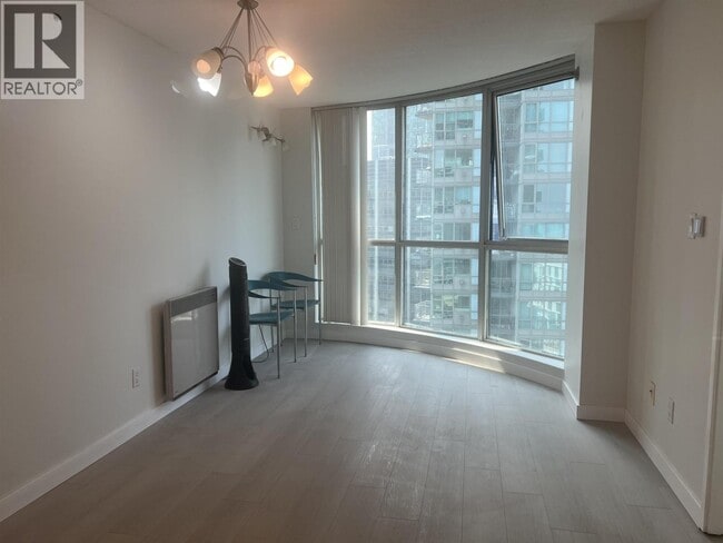 Building Photo - 555 Jervis St