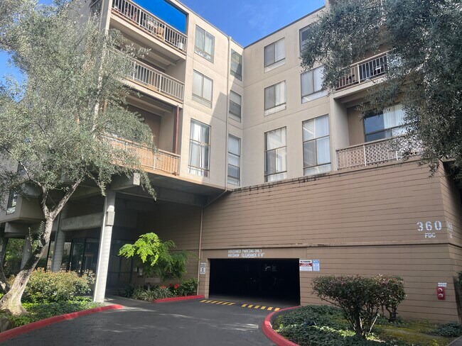 Foto del edificio - 360 N Civic Dr