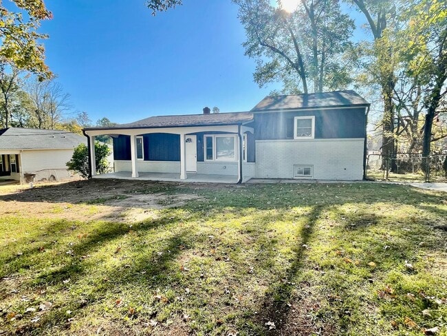 Building Photo - Welcome to this beautiful 4 bedroom, 2 bathroom home located in Lowell, NC.