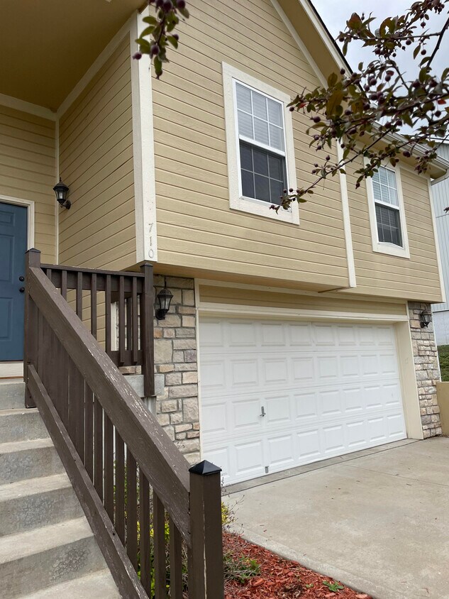 710 NW Scenic Ln, Grain Valley, MO 64029 Townhome Rentals in Grain