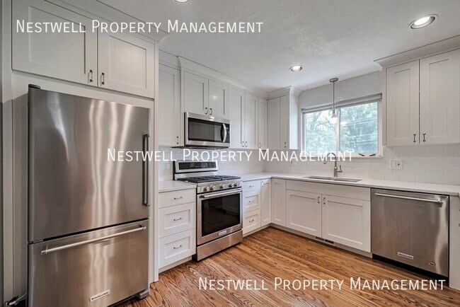 Foto del edificio - 1335 E Maplewood Cir