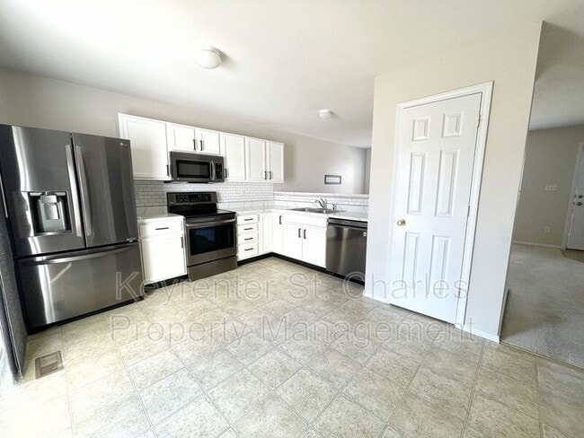 Building Photo - 718 Hyde Dr