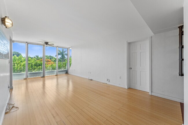 Building Photo - 2539 S Bayshore Dr