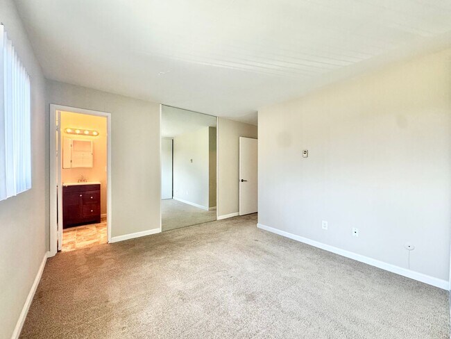 Building Photo - Beautiful 2Bd/1.5Ba Unit With Garage Parki...