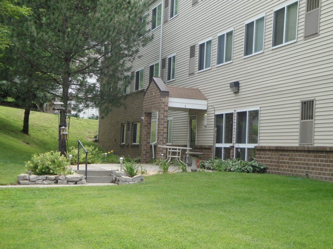 Foto del edificio - Camelot Village - Affordable Senior Housing