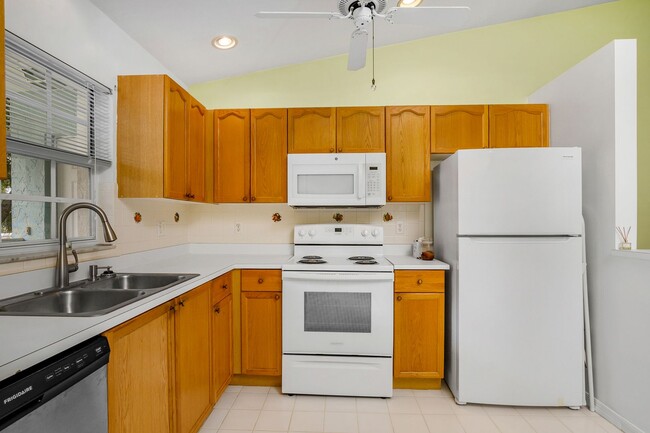Building Photo - Unfurnished 2 Bedroom condo 10 minutes fro...