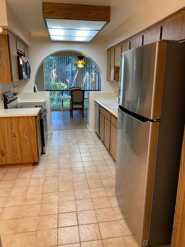 Foto del edificio - Irvine: 2-story townhome with attached 2 c...