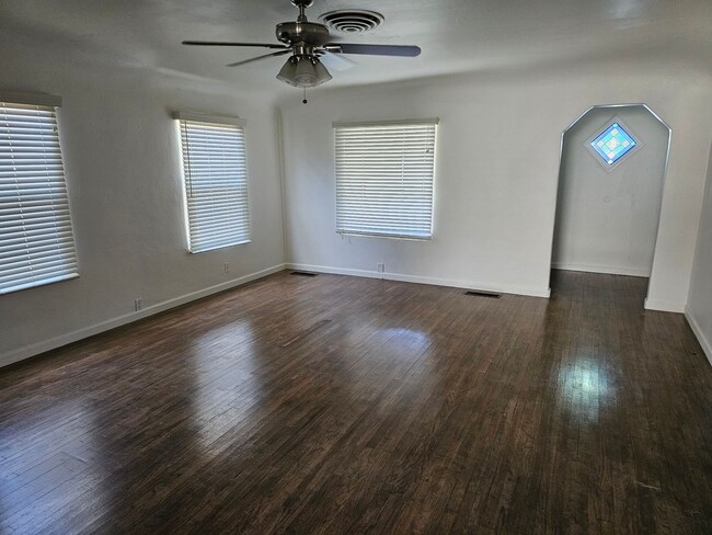 Building Photo - 3 bedroom, 2 bathroom house with mother-in...