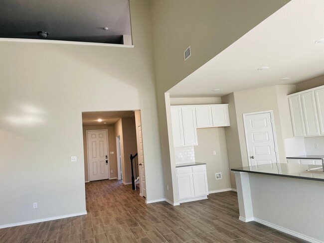 Techos altos hasta el segundo piso - 10032 Adams Ln